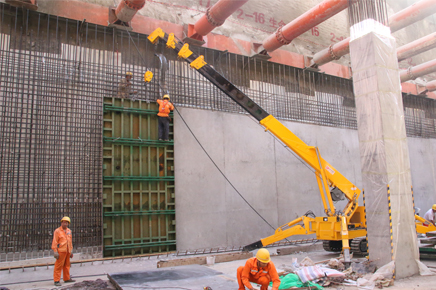 適合地鐵車站施工作業中用的吊車