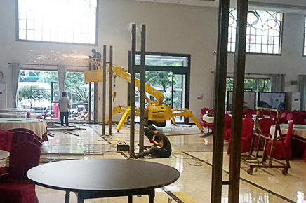 吊一塊玻璃，那里有小吊車呢?