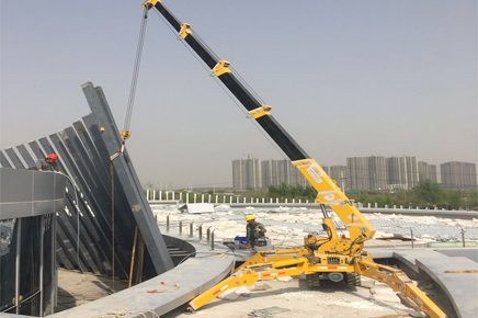 清明假期，科步蜘蛛吊車大顯身手，助推燃氣公司基地建設