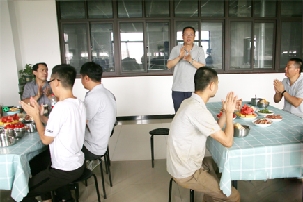 科步首批訂單順利完成，公司舉行慶功宴