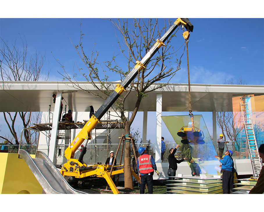 美觀的玻璃墻怎么安裝玻璃？—當然需要科步蜘蛛吊的幫忙