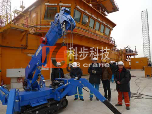 KB3.0型微型履帶吊車在大型船舶甲板上吊裝