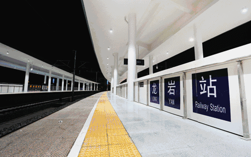 中國(guó)工人9小時(shí)改造火車(chē)站 西方網(wǎng)友又炸鍋了！